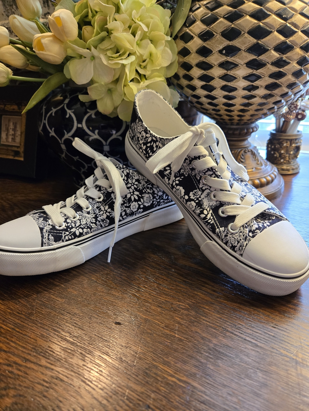 Source Unknown Black & White Floral Lace-Up Sneakers